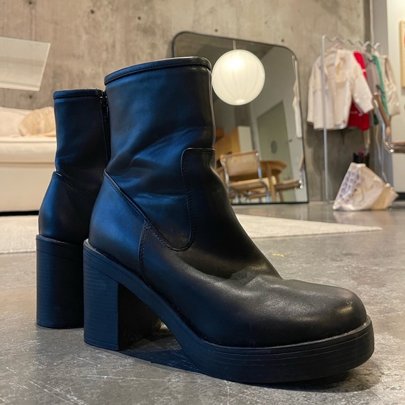Urban outfitters black short boots - Picture 1 of 3
